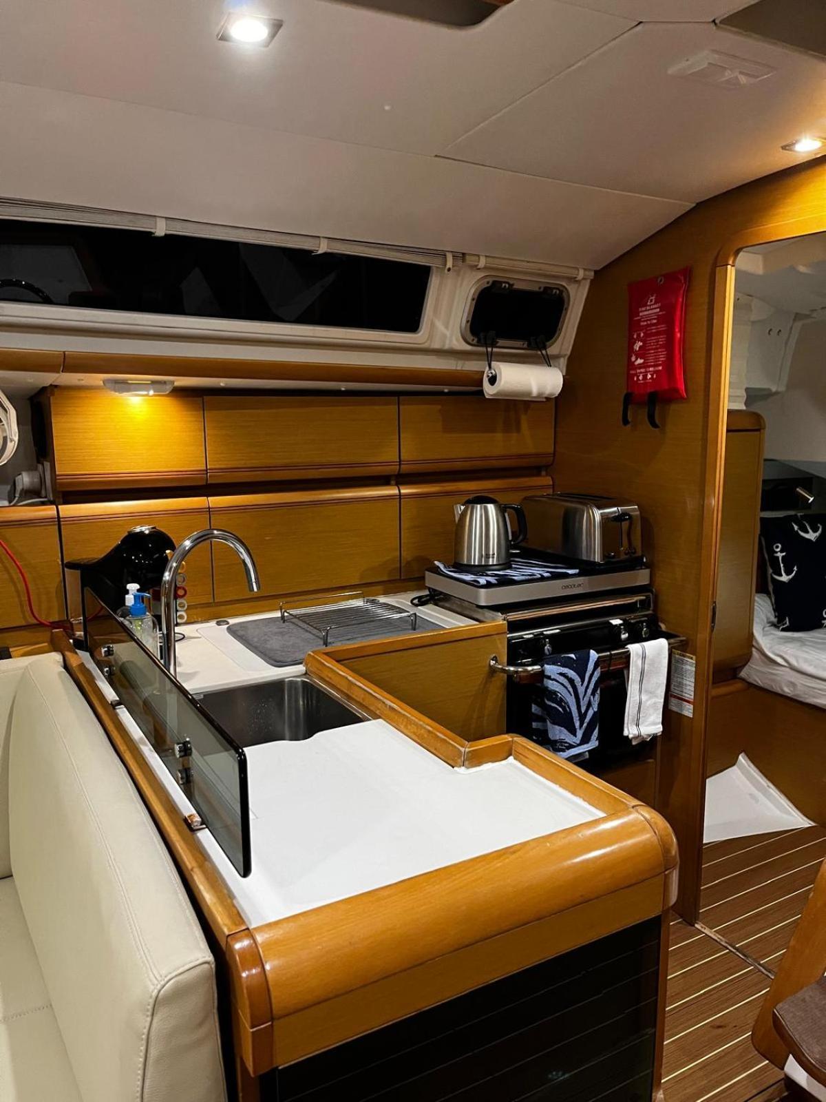 Sleep Aboard A Modern Sailboat In Oeiras Hotel Exterior foto