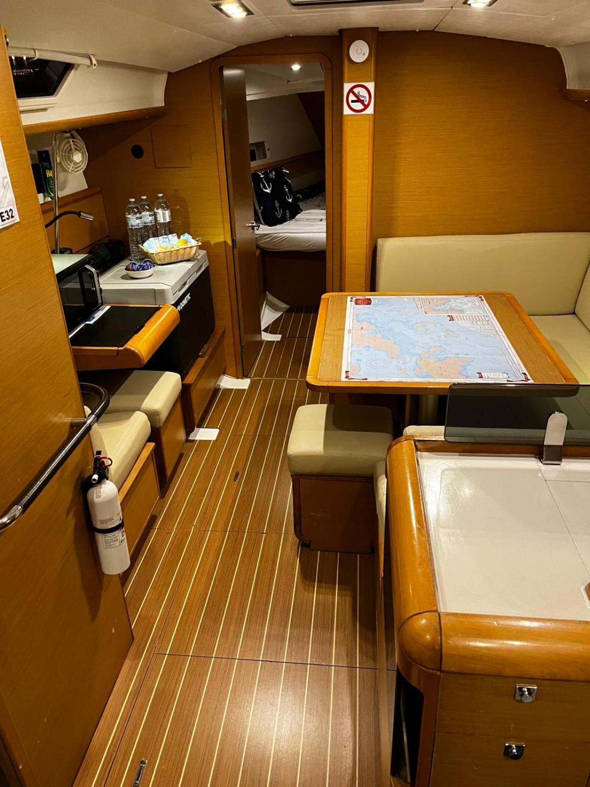 Sleep Aboard A Modern Sailboat In Oeiras Hotel Exterior foto