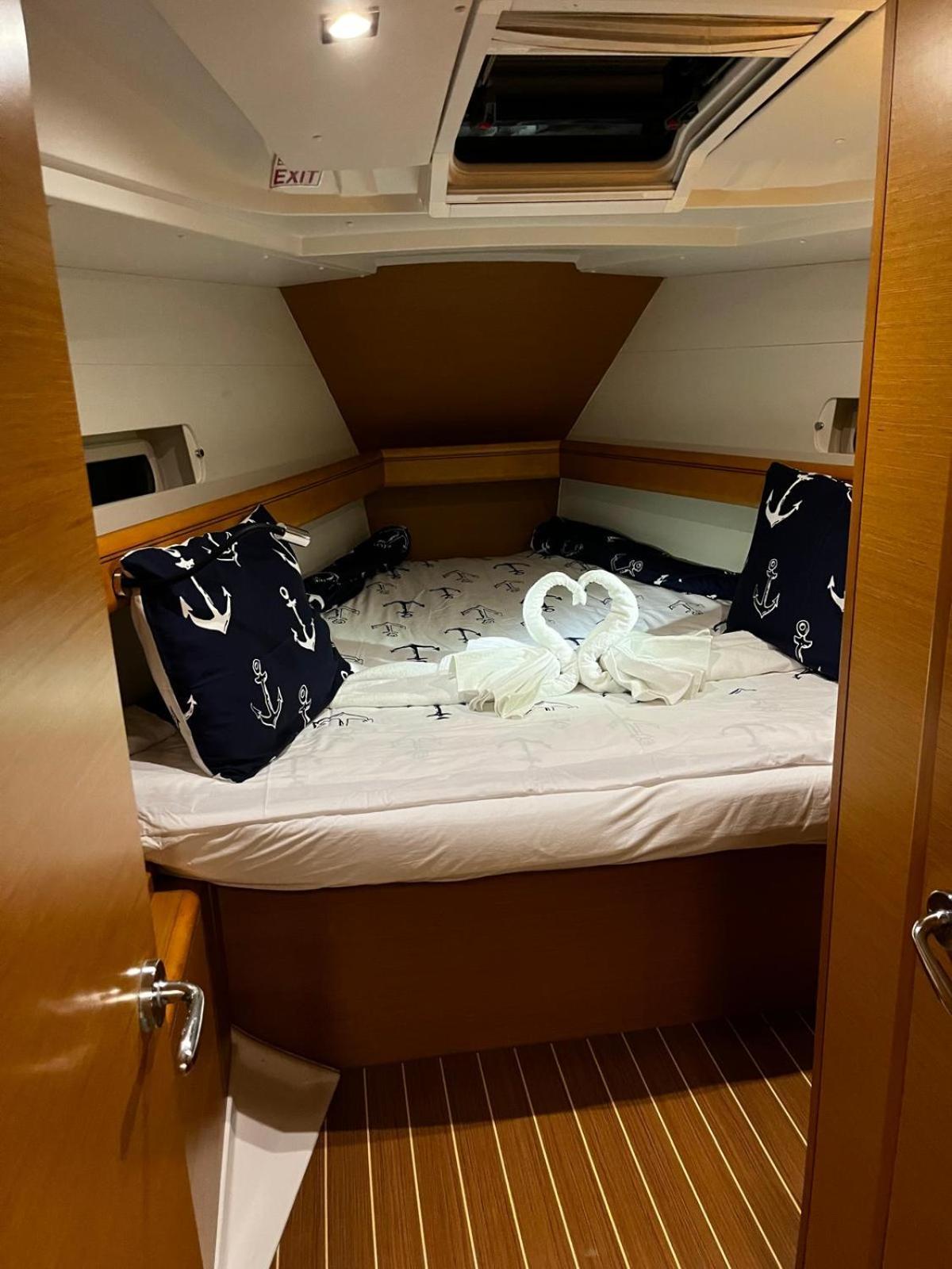 Sleep Aboard A Modern Sailboat In Oeiras Hotel Exterior foto