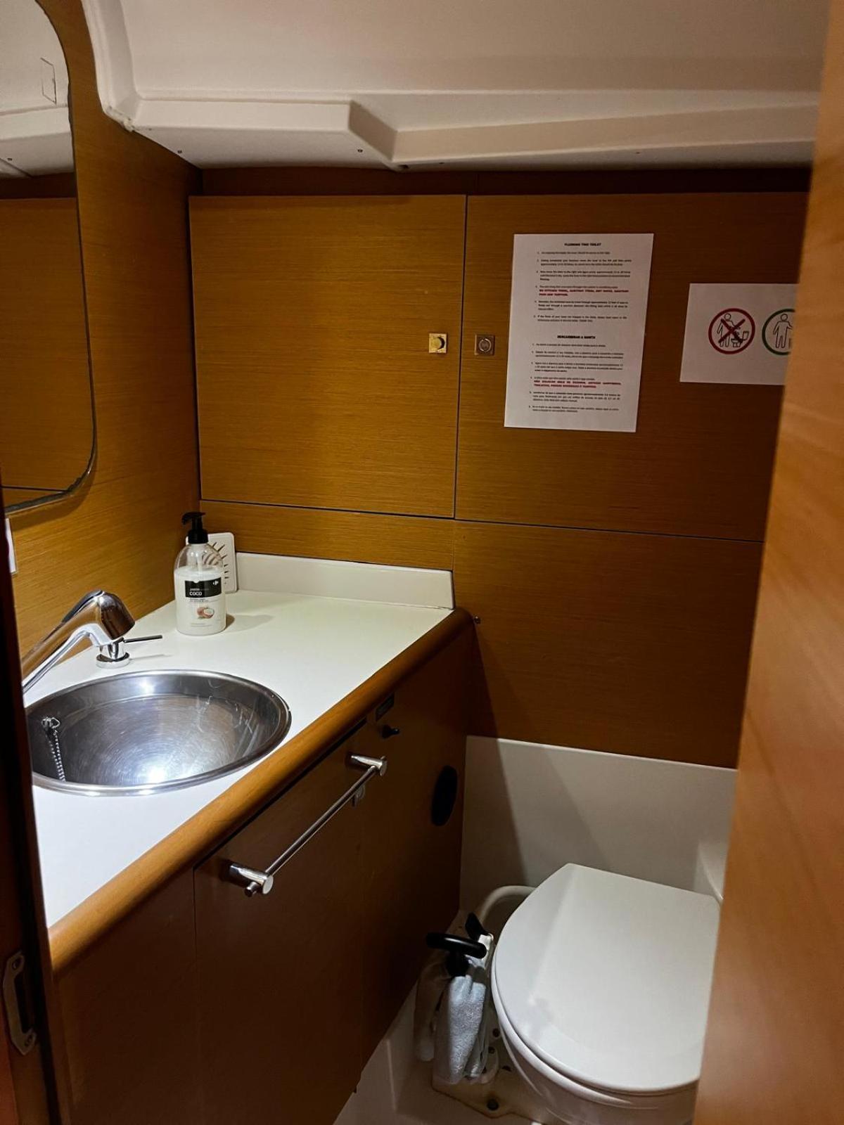 Sleep Aboard A Modern Sailboat In Oeiras Hotel Exterior foto