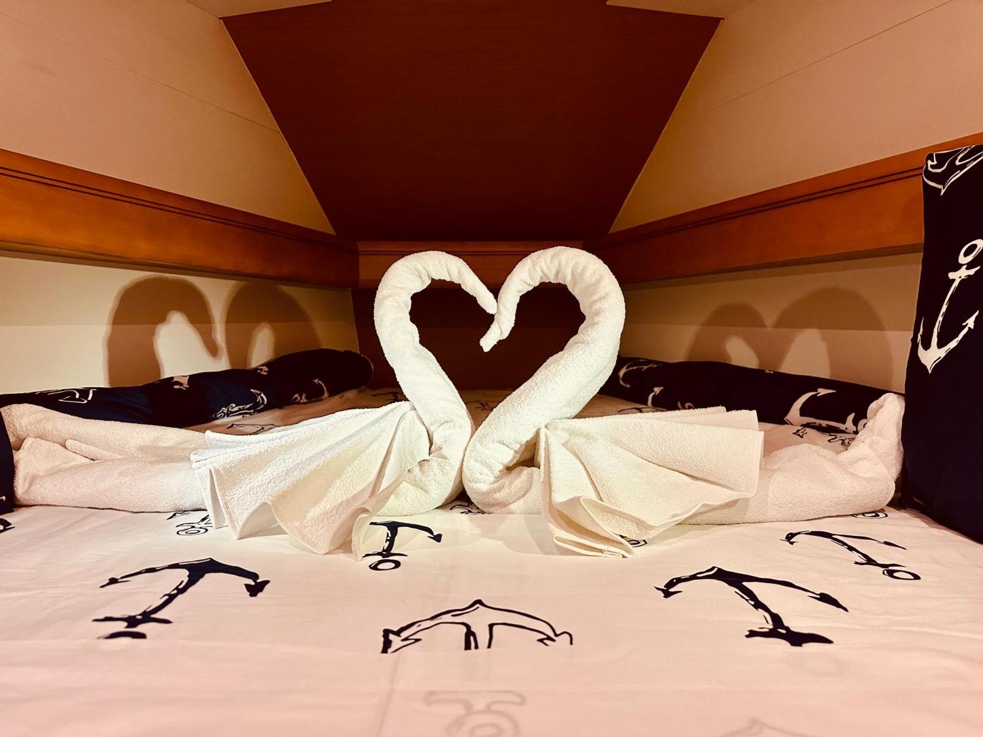 Sleep Aboard A Modern Sailboat In Oeiras Hotel Exterior foto