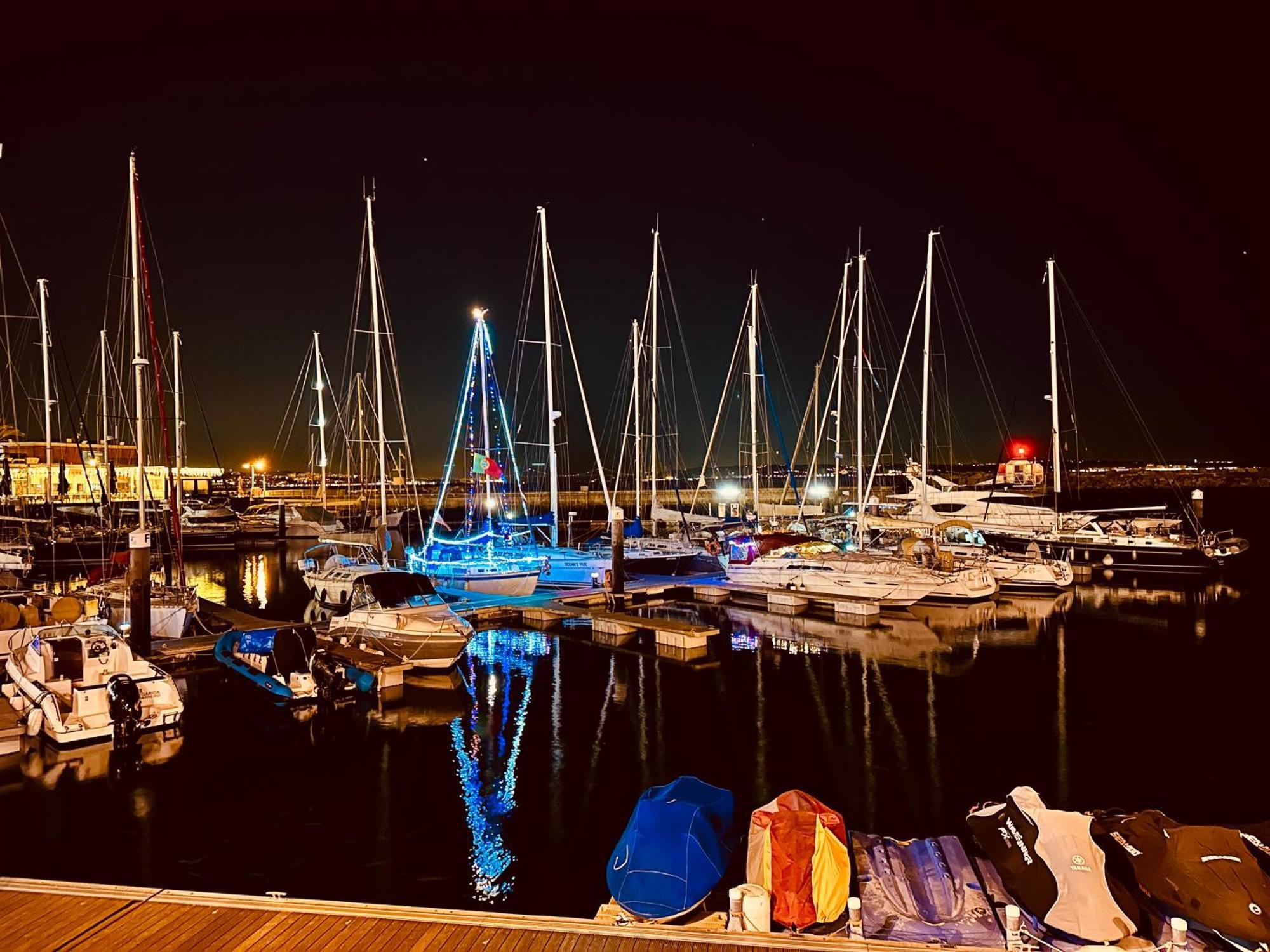Sleep Aboard A Modern Sailboat In Oeiras Hotel Exterior foto