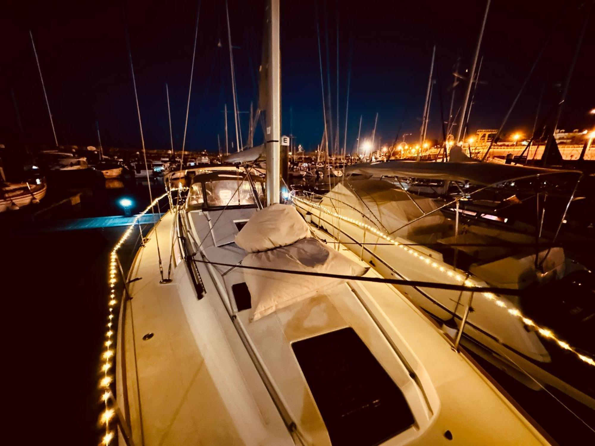 Sleep Aboard A Modern Sailboat In Oeiras Hotel Exterior foto