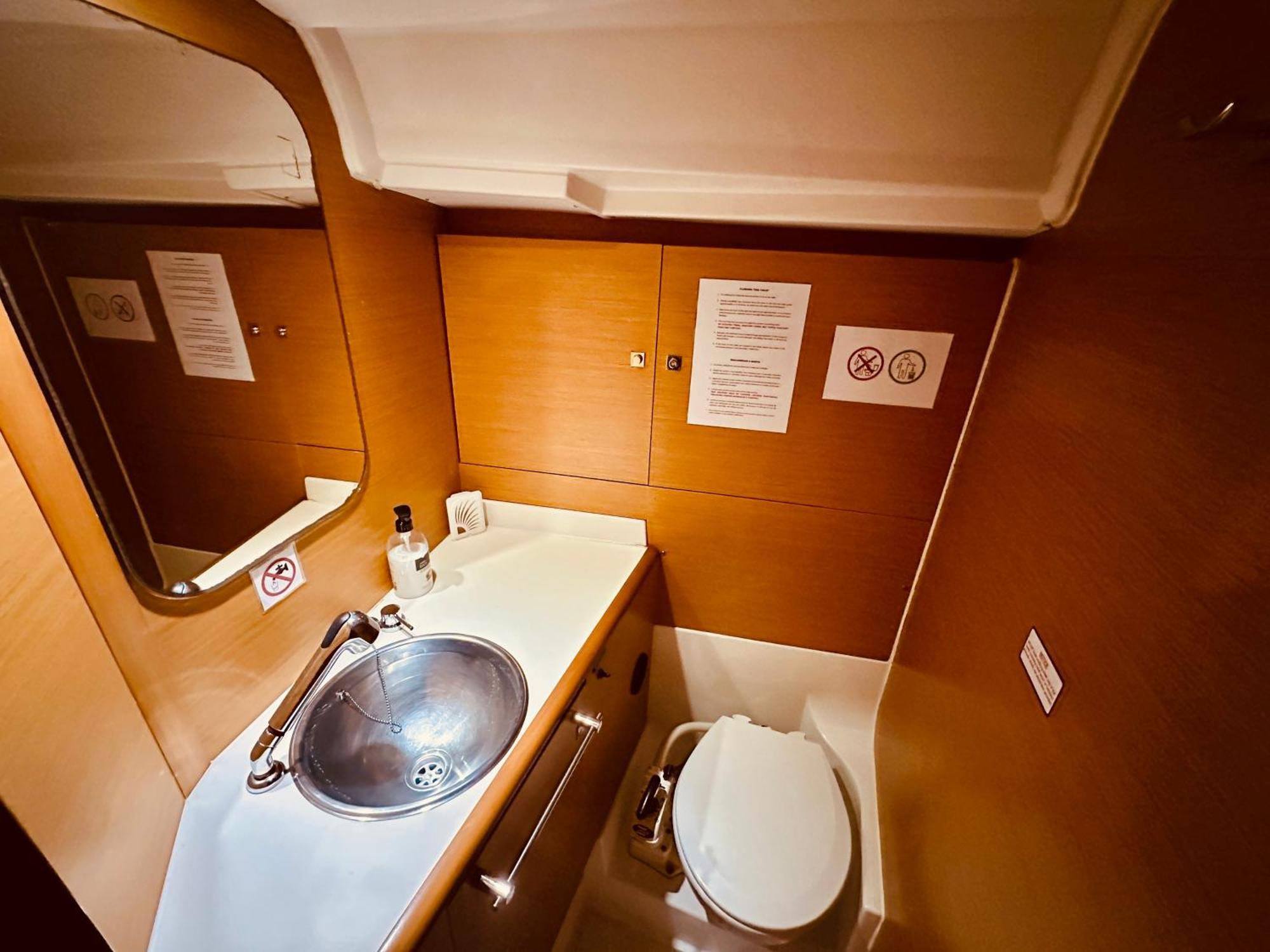 Sleep Aboard A Modern Sailboat In Oeiras Hotel Exterior foto