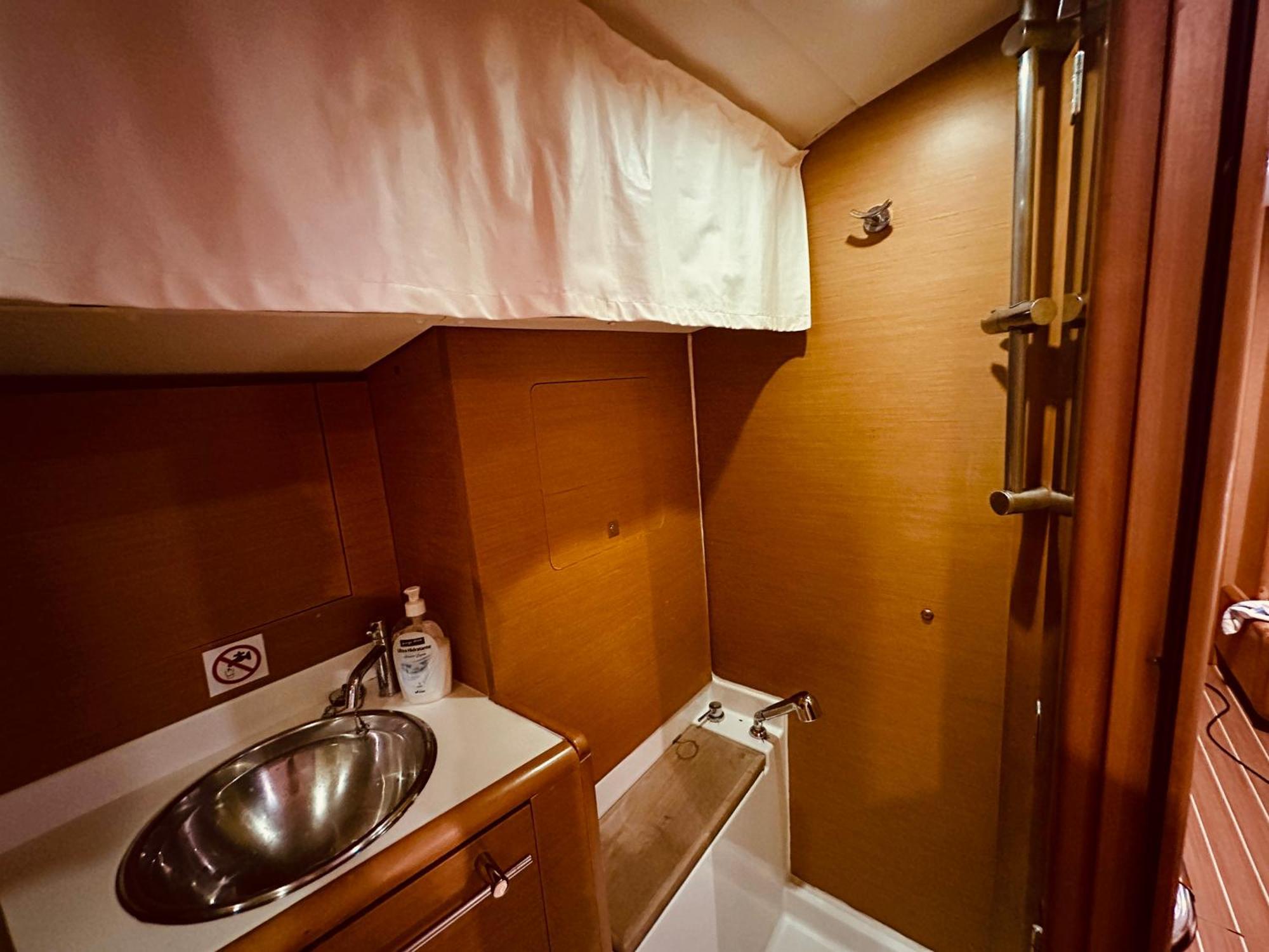 Sleep Aboard A Modern Sailboat In Oeiras Hotel Exterior foto