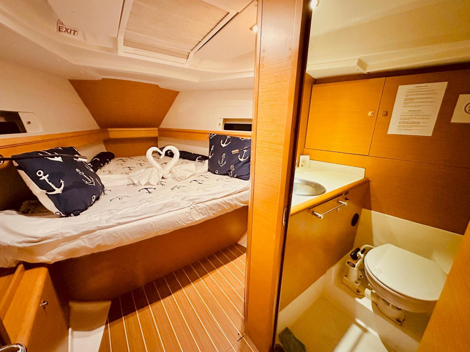Sleep Aboard A Modern Sailboat In Oeiras Hotel Exterior foto